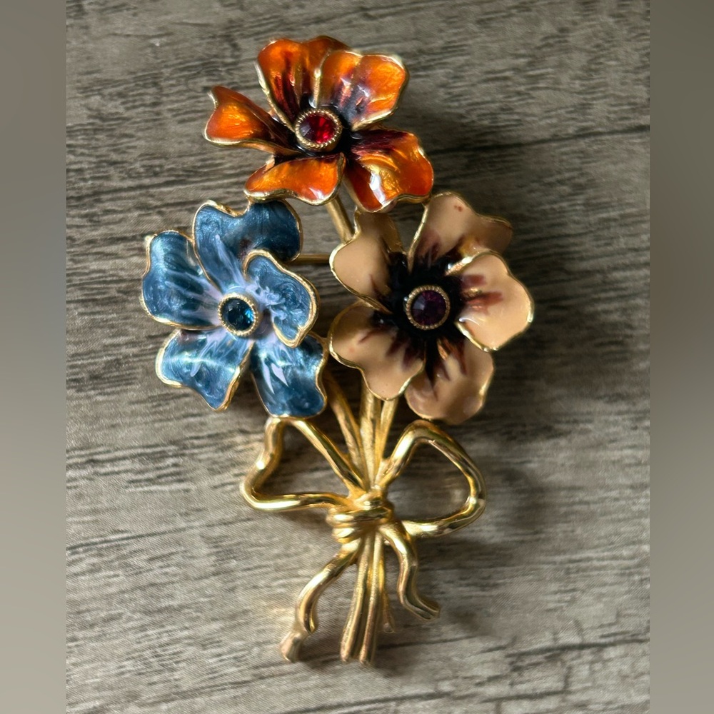 Joan Rivers floral brooch
